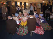 展示会場内を民族衣装で踊る地元のダンサー達