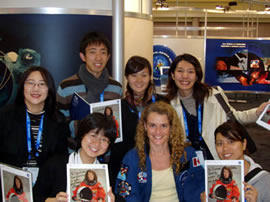 CSAのチーフ宇宙飛行士Ms. Julie Payetteとともに