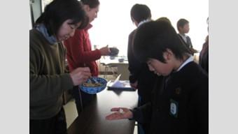 倉敷市立乙島東小学校作成の宇宙食試食の様子