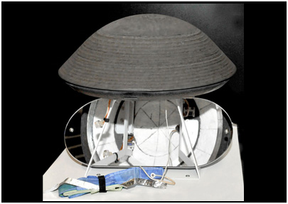 宇宙から帰還したヒートシールドの前面。ヒートシールドはアブレータという熱防御をするための炭素繊維強化プラスティックからできている。ヒートシールドの裏面には、白い断熱材が敷き詰められていて、外からの熱が内部に到達するのを遅らせる役目がある。