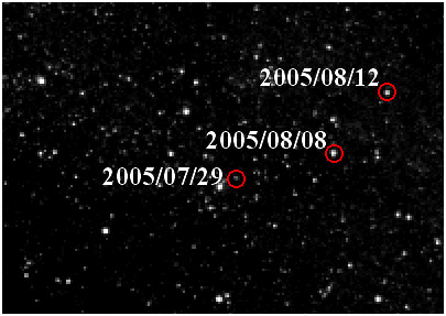 「はやぶさ」が撮影したイトカワの最初の写真。2005年29日から30日、8月8日から9日、および12日に、「はやぶさ」搭載の星姿勢形（スタートラッカ）によって撮影された画像。